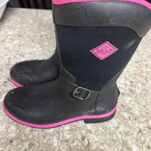 Muck Women's Black and Pink Winter Boots